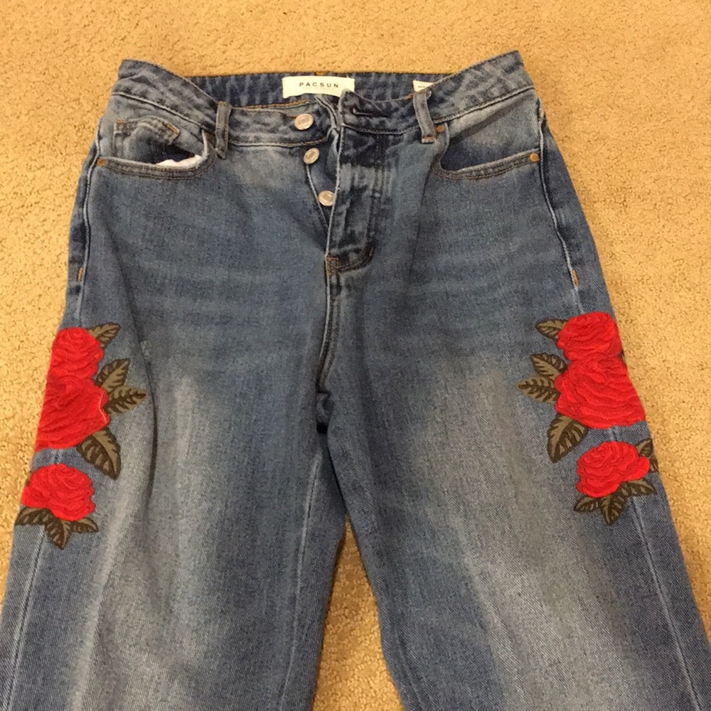 super cute pacsun mom jeans with roses